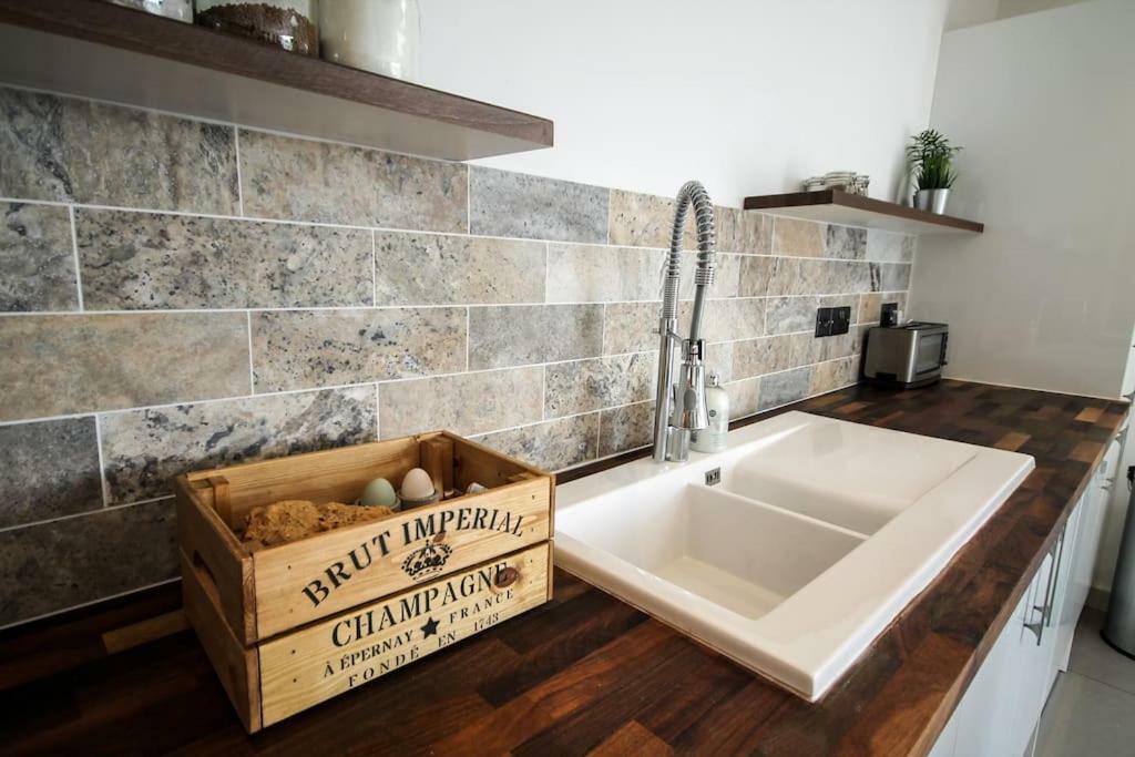 Clover Cottage Beeley Esterno foto